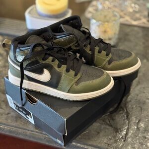 Kids Jordans Mid Size 1
